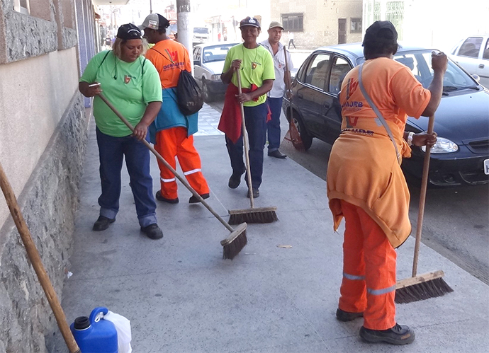 Portal de Notcias PJF | Rua Joo Pinheiro e Morro da Glria recebem varrio do Demlurb | DEMLURB - 16/9/2014